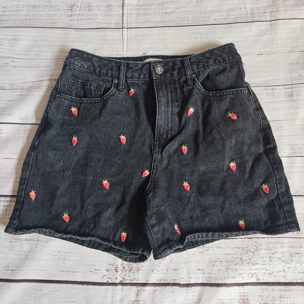 Forever 21 Black Denim Strawberry Embroidered High Waisted Shorts Small